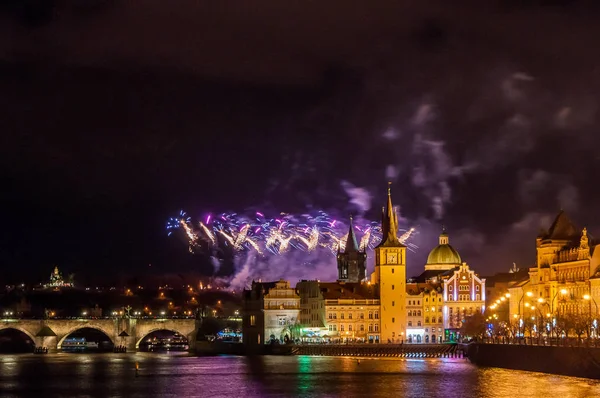 Nachtbild Des Silvesterfeuerwerks 2019 Prag Schöne Lightshow Mit Der Karlsbrücke — Stockfoto
