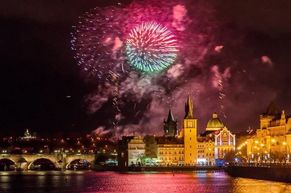 Νυχτερινή Φωτογραφία Του 2019 Πυροτέχνημα Πρωτοχρονιά Στην Πράγα Όμορφο Οπτικά — Φωτογραφία Αρχείου