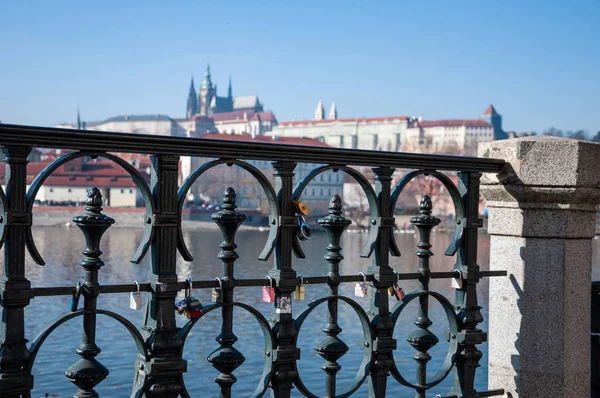 Muitas fechaduras de amor na cerca em Praga — Fotografia de Stock