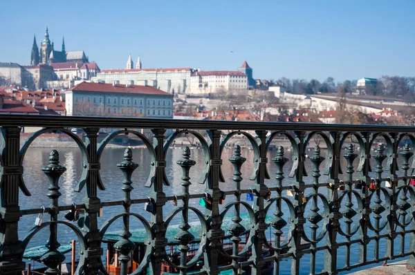 Beaucoup de serrures d'amour sur la clôture à Prague — Photo