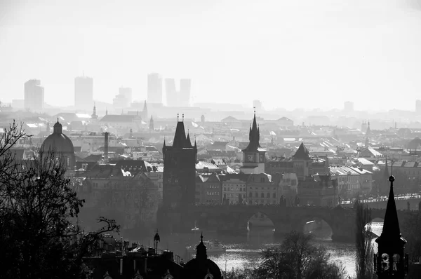 Svartvit panoramavy till Prag — Stockfoto