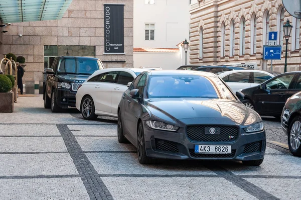 2019 Прага Чеська Республіка Крупним Планом Jaguar Перед Розкішний Готель — стокове фото