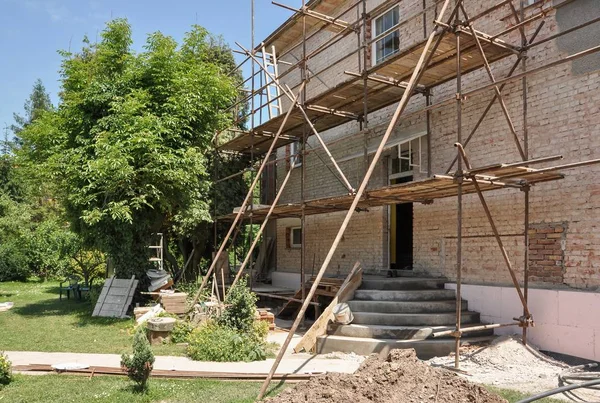 Baugerüst am Haus während Renovierung. — Stockfoto