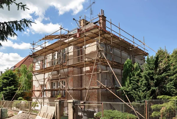 House renovation, scaffold on house. — Stock Photo, Image