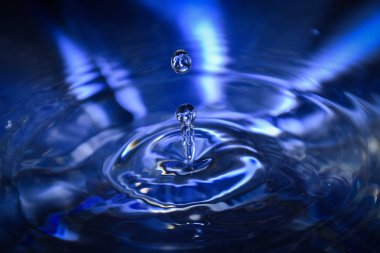 Taç yapma suya düşen su damlası