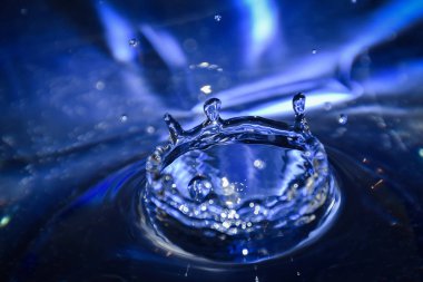 Taç yapma suya düşen su damlası
