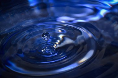 Taç yapma suya düşen su damlası