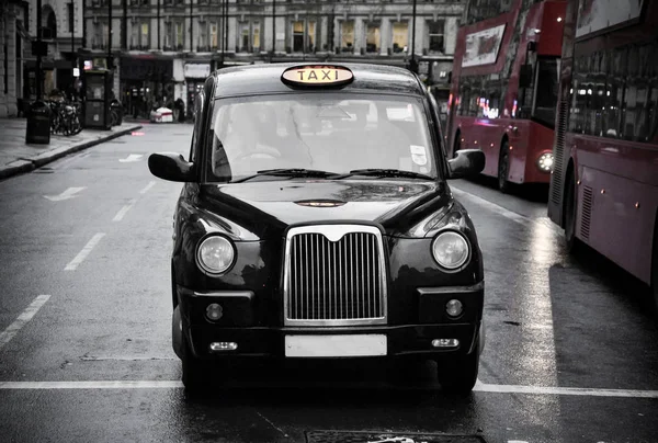 伦敦出租车在路上 — 图库照片