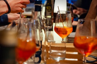 Aperol denilen bir Spritz Veneziano