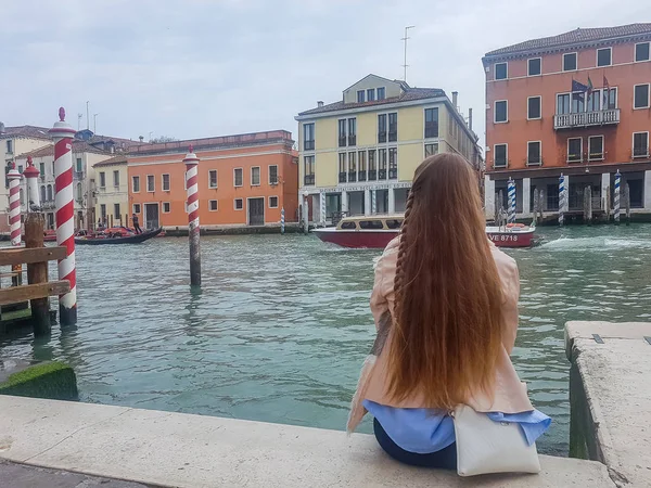 Venecia Italia 2019 Señorita Sentada Venecia Muelle Con Vista Famosa —  Fotos de Stock