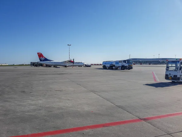 Flugzeug von air serbia auf dem Flughafen in Prag. — Stockfoto