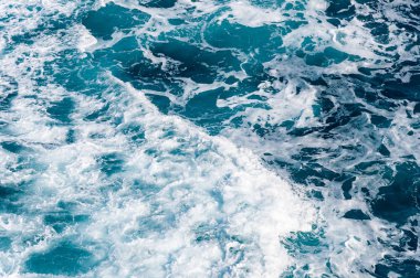 Mavi deniz suyu köpük ile