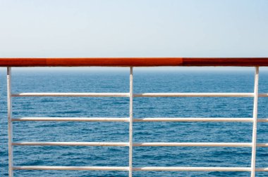 arka planda deniz ile seyir üzerinde korkuluk.