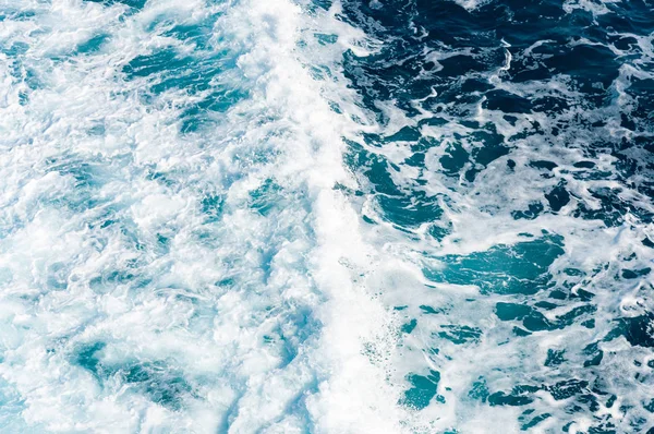 Синя морська вода з піною — стокове фото