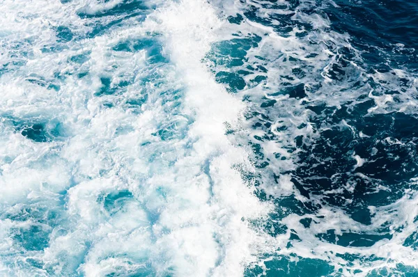 Синя морська вода з піною — стокове фото