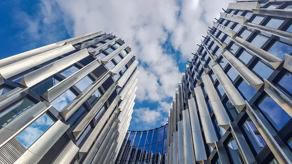 Fechar o centro de negócios do arranha-céu — Fotografia de Stock