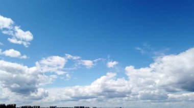 Mavi gökyüzü zaman atlamalı. Gökyüzündebulutlar, timelapse video.