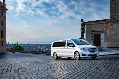 Prag, Çek Cumhuriyeti, 27.6.2019: Mercedes Benz V-sınıfı parklar Prag'ın merkezinde ki binanın önünde. Lüks Mercedes yolda.