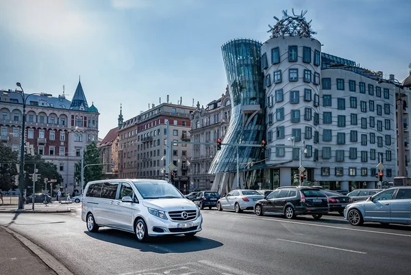 Prag, Çek Cumhuriyeti, 27.6.2019: Mercedes Benz V-sınıfı parklar Prag'ın merkezinde ki binanın önünde. Lüks Mercedes yolda.