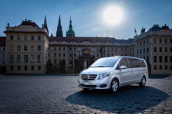 Prag, Çek Cumhuriyeti, 27.6.2019: Mercedes Benz V-sınıfı parklar Prag'ın merkezinde ki binanın önünde. Lüks Mercedes yolda.
