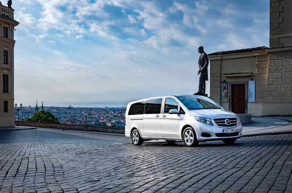 Praga Czechy 2019 Parki Klasy Mercedes Benz Przed Budynkiem Centrum — Zdjęcie stockowe