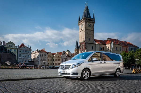 Prag, Çek Cumhuriyeti, 27.6.2019: Mercedes Benz V-sınıfı parklar Prag'ın merkezinde ki binanın önünde. Lüks Mercedes yolda.