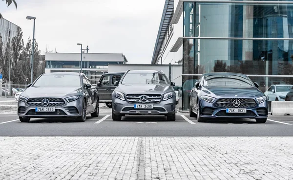 A Mercedes Benz autók sorban parkolnak — Stock Fotó