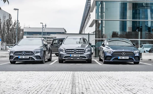 Mercedes Benz coches estacionados en fila — Foto de Stock