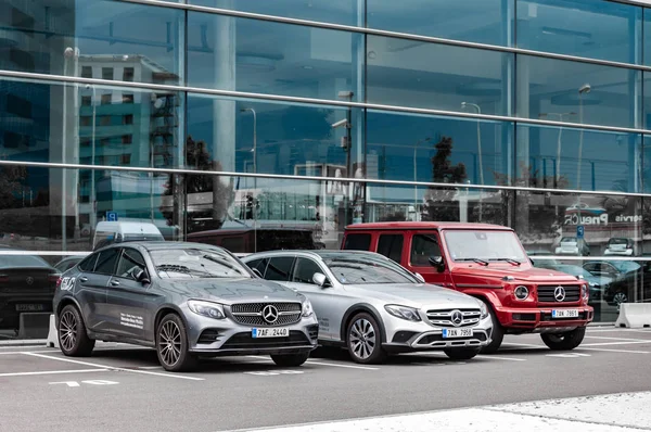 Mercedes Benz coches estacionados en fila — Foto de Stock