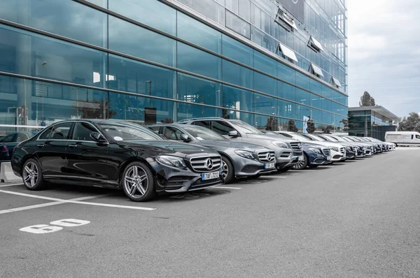 Mercedes Benz coches estacionados en fila — Foto de Stock