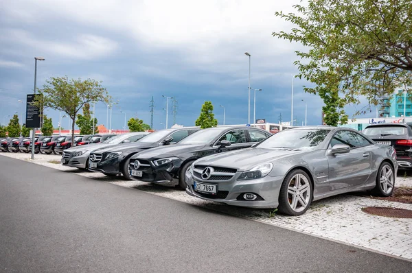 A Mercedes Benz autók sorban parkolnak — Stock Fotó