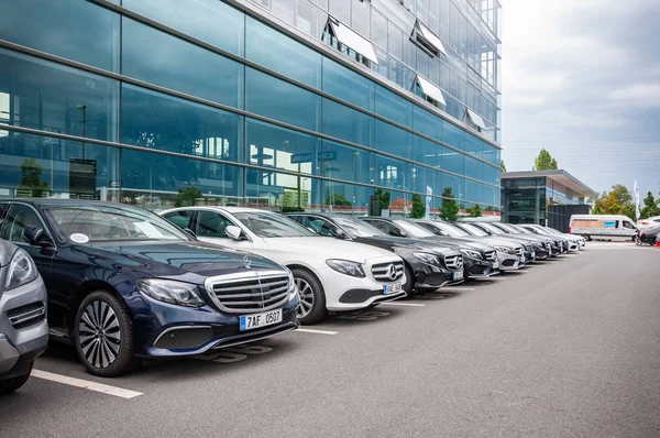 Mercedes Benz coches estacionados en fila — Foto de Stock