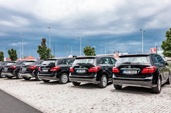 Mercedes Benz coches estacionados en fila — Foto de Stock