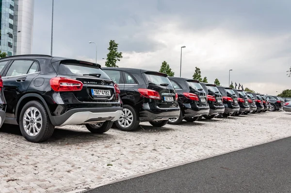 Mercedes Benz coches estacionados en fila — Foto de Stock