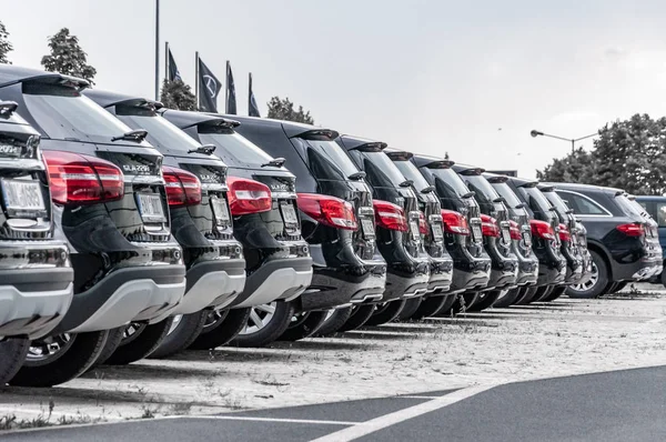 A Mercedes Benz autók sorban parkolnak — Stock Fotó