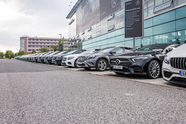 Mercedes Benz coches estacionados en fila — Foto de Stock