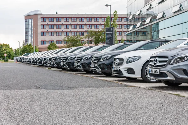 A Mercedes Benz autók sorban parkolnak — Stock Fotó