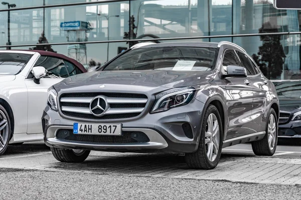 Mercedes Benz coches estacionados en fila —  Fotos de Stock