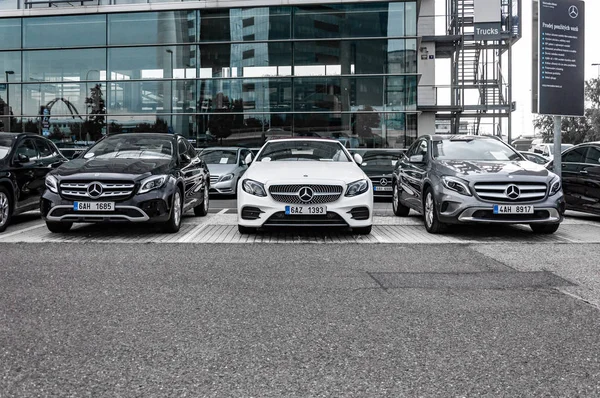 Mercedes Benz coches estacionados en fila —  Fotos de Stock