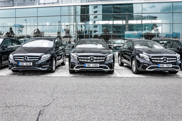 Mercedes Benz coches estacionados en fila — Foto de Stock