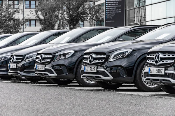 Mercedes Benz Autos in Reihe geparkt Stockbild