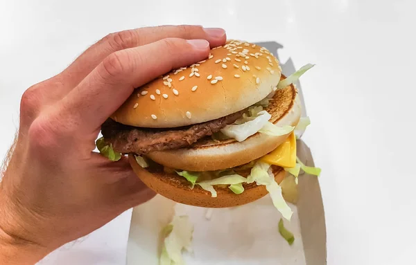 Hamburguesa grande con queso fresco — Foto de Stock