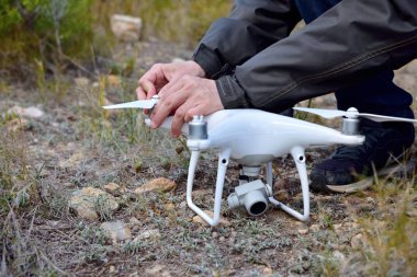 Ayrıntı uçuşlar yapmak için yükleme ve pervaneler kontrol dron işleç