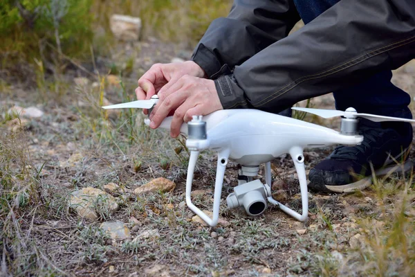 Ayrıntı uçuşlar yapmak için yükleme ve pervaneler kontrol dron işleç