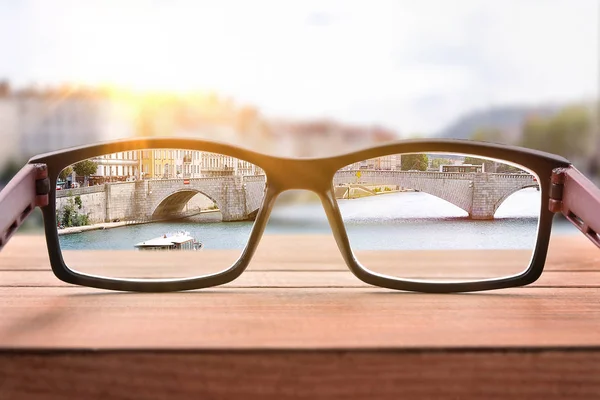 Pojem Korekce Zraku Brýlemi Zábradlí Mostu Zaměřením Panoráma Města Čelní — Stock fotografie