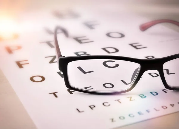 眼睛修订的概念与表与字母和矫正眼镜 提升视图 水平组合 — 图库照片