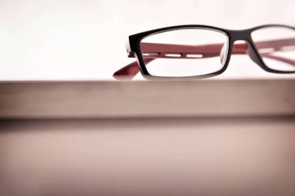 Brýle Dřevo Stůl Bílé Pozadí Čelní Pohled Detail Nízký Úhel — Stock fotografie