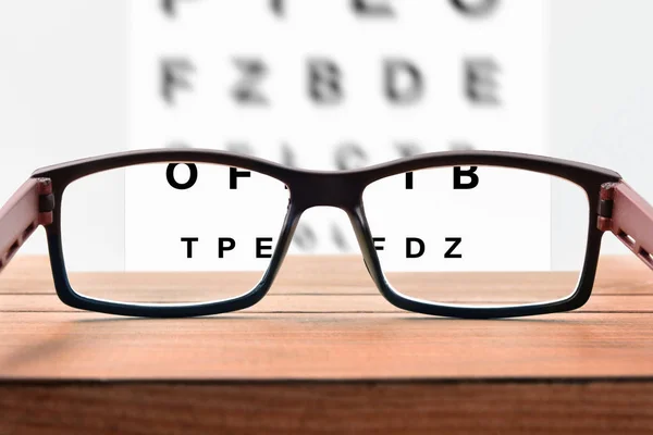 眼睛修订的概念与表与字母和矫正眼镜 前视图 水平组合 — 图库照片