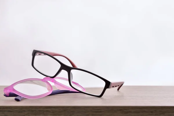 Dwa Okulary Drewna Tabela Białym Tłem Sklepie Okulary Widok Przodu — Zdjęcie stockowe