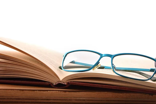 Asztal Nyitott Könyv Olvasó Szemüveg Koncepció Kell Szemüveg Olvasni Elülső — Stock Fotó